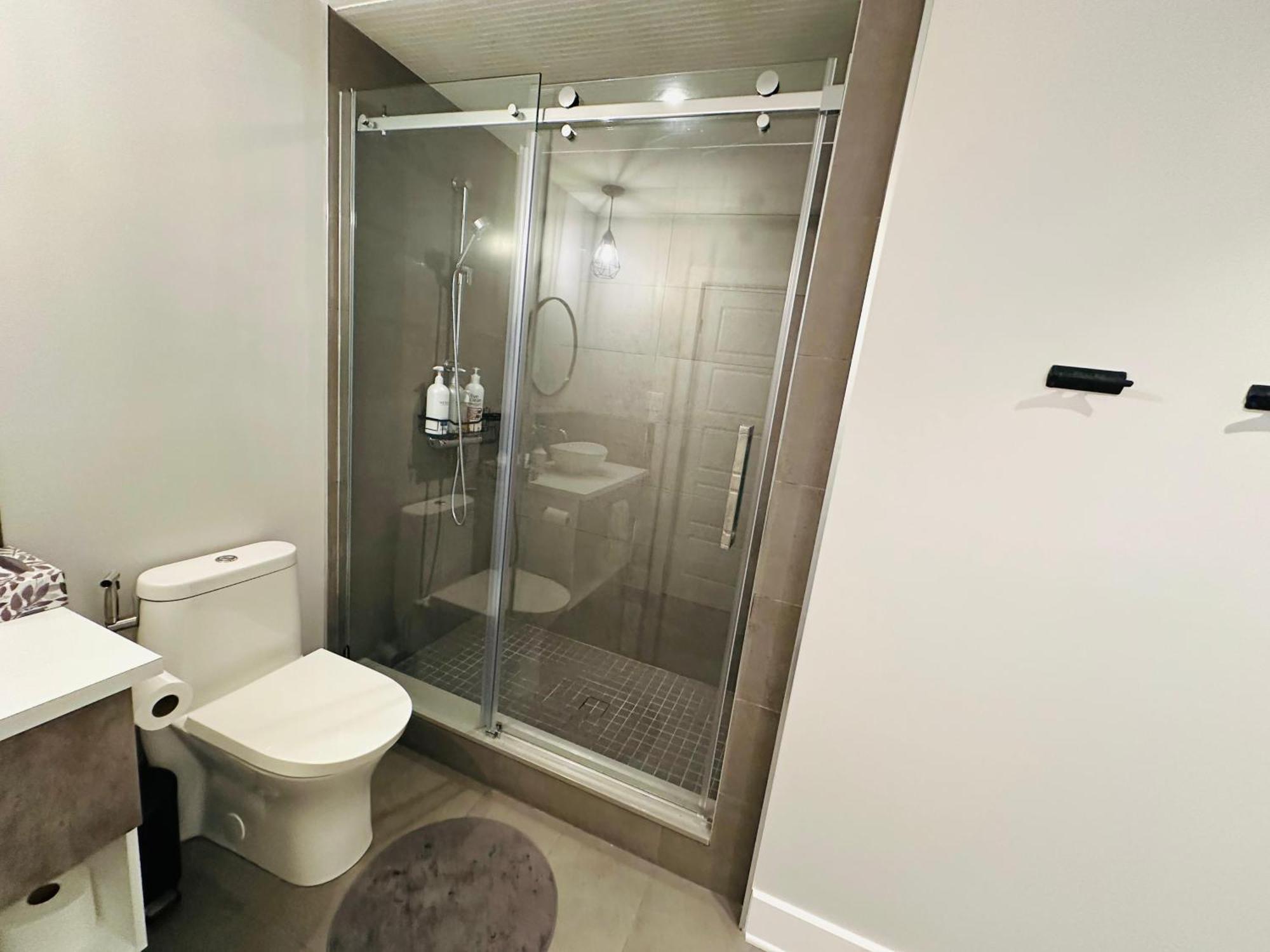 Urban Retreat - 2 Bedroom, 3 Beds, 6 Guests, Free Parking Longueuil Dış mekan fotoğraf
